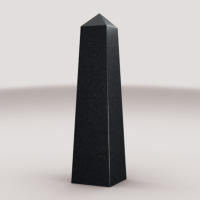 Klassischer Obelisk in Indian black, poliert